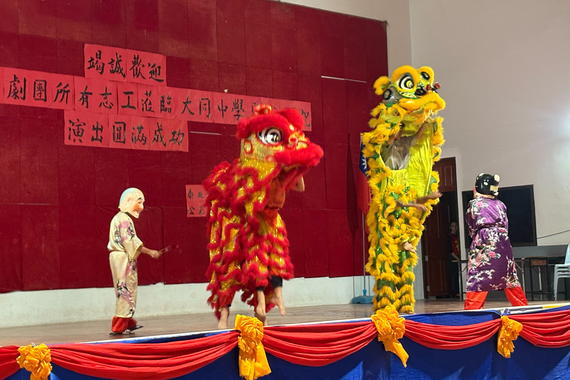 當地學子一起加入拜年