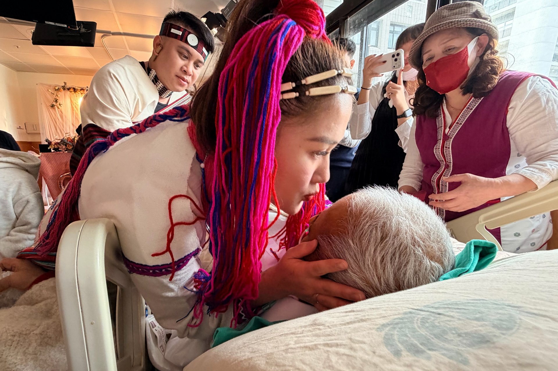 香婷在儀式中以母語告訴父親「香婷已經結婚了，你也一起參加了」，看著圓滿心願的父親露出微笑，香婷也撒嬌的在父親臉上送上溫馨一吻。