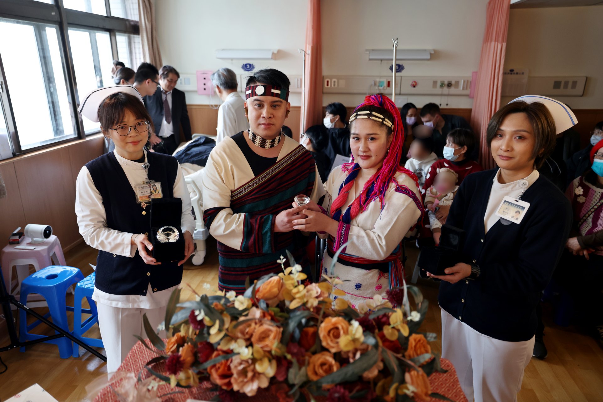 身著太魯閣族新娘禮服的香婷與泰雅族的新郎李銘，在牧師、醫療團隊與親友的見證下，交換戒指。