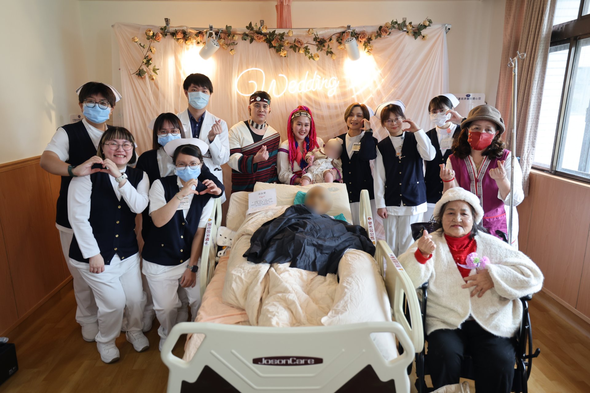 農曆春節連假前夕，花蓮慈濟醫院病房化身為溫馨的婚禮現場，在醫療團隊與家屬的努力下，為肝癌末期病人陳先生完成此生最深的心願「親眼見證小女兒結婚」。