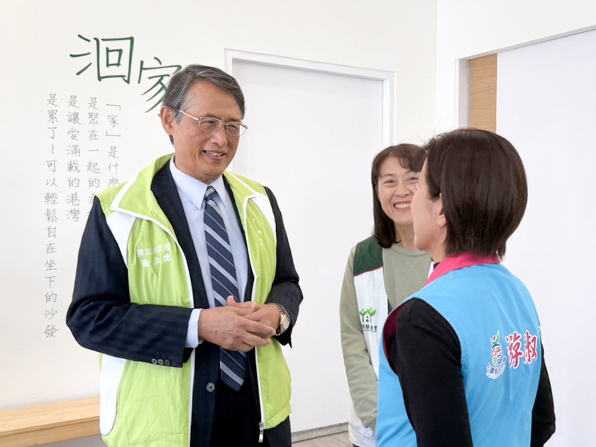 謝立德（左）代表家扶接受捐款，允諾將讓這份愛心發揮最大的社會效益