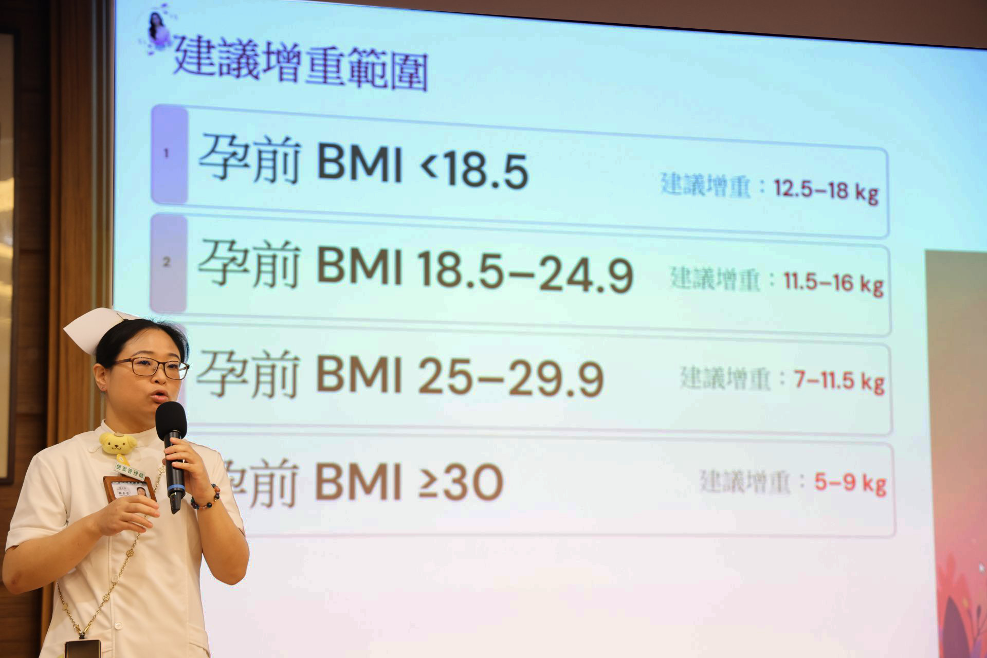 林嘉瑩主講「產後體重恢復從孕期開始」，教媽媽們進食順序和份量，以及春節期間的飲食心法，可以兼顧營養不怕胖。