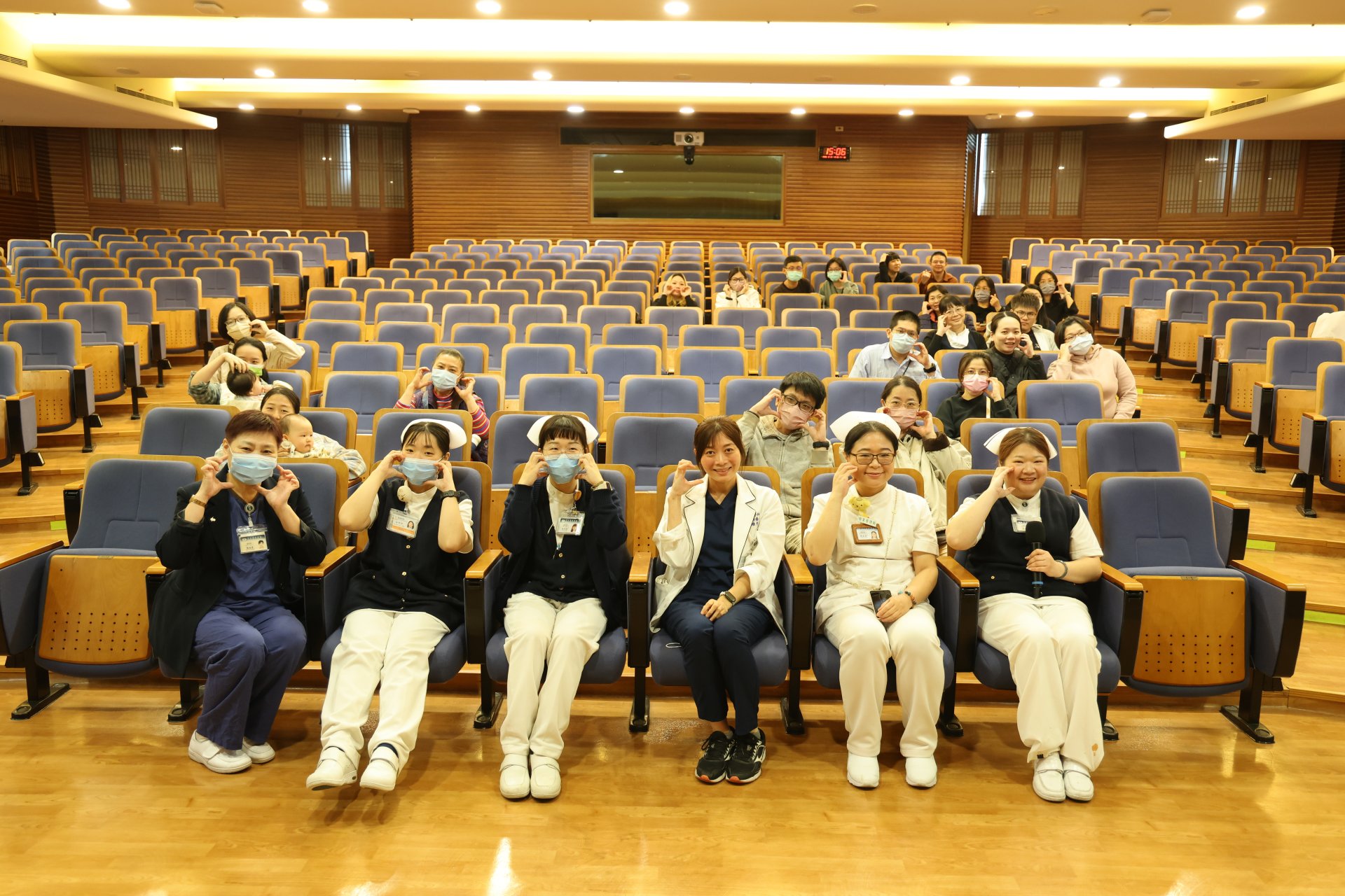 花蓮慈院婦產部2026年首場爸媽教室於12日下午舉辦，在農曆春節前先教給準爸媽們武功心法，留意飲食和姿勢的管理，過個愉快健康的新年。