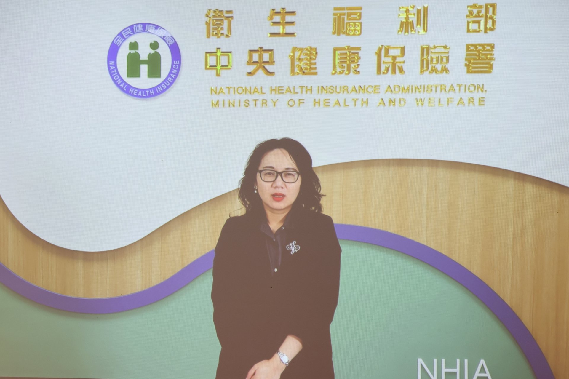 中央健康保險署署長陳亮妤透過影片致詞指出，健保署推動「慢性病888計畫」，期盼八成慢性病病人能納入照護網、八成接受生活型態諮商介入，並有八成達成三高疾病的良好控制。