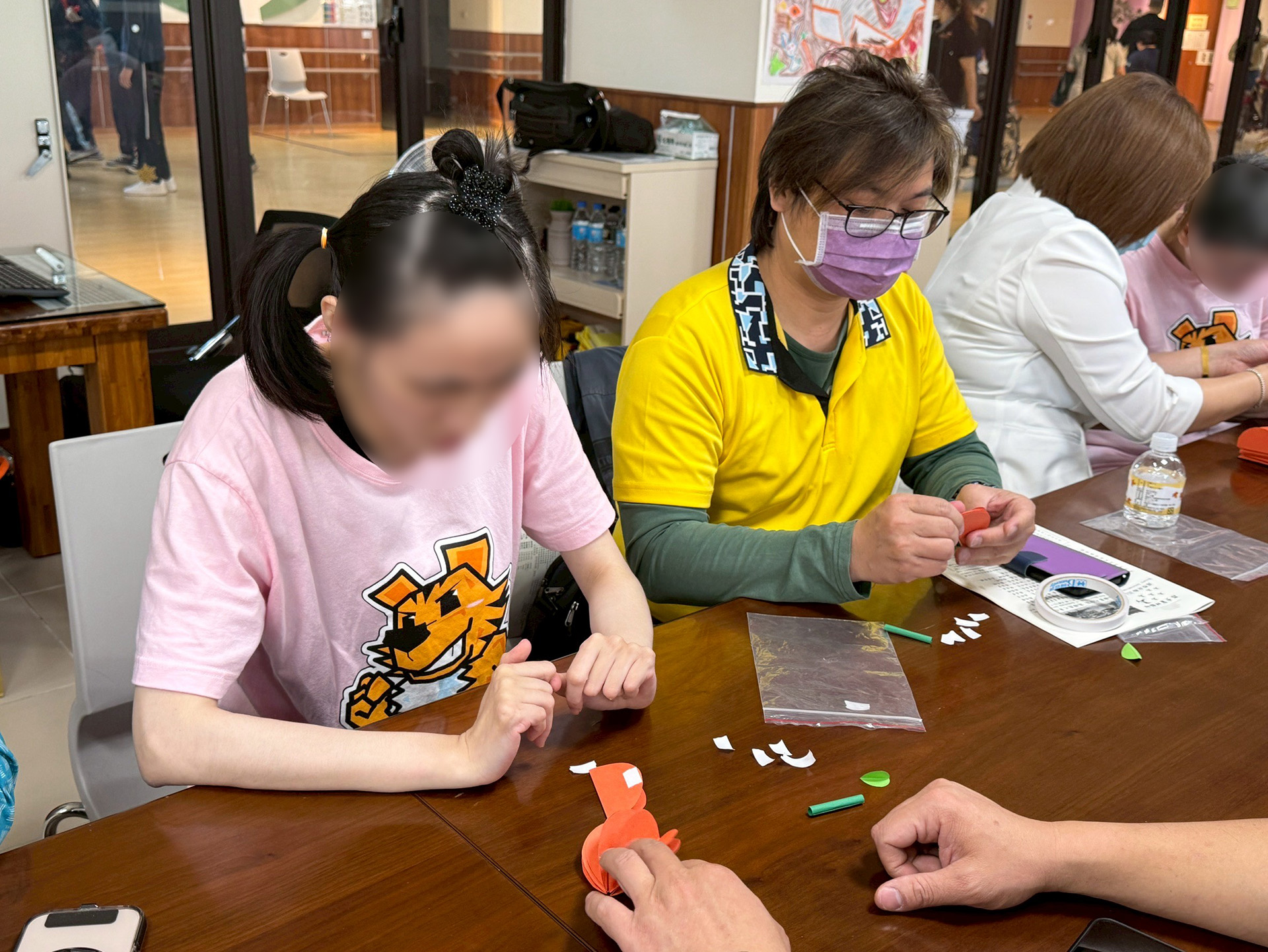 佳佳(左)剛到家園時,嚴重營養不良,在長期照顧下,她的體重回升至正常範圍,人際互動上明顯進步