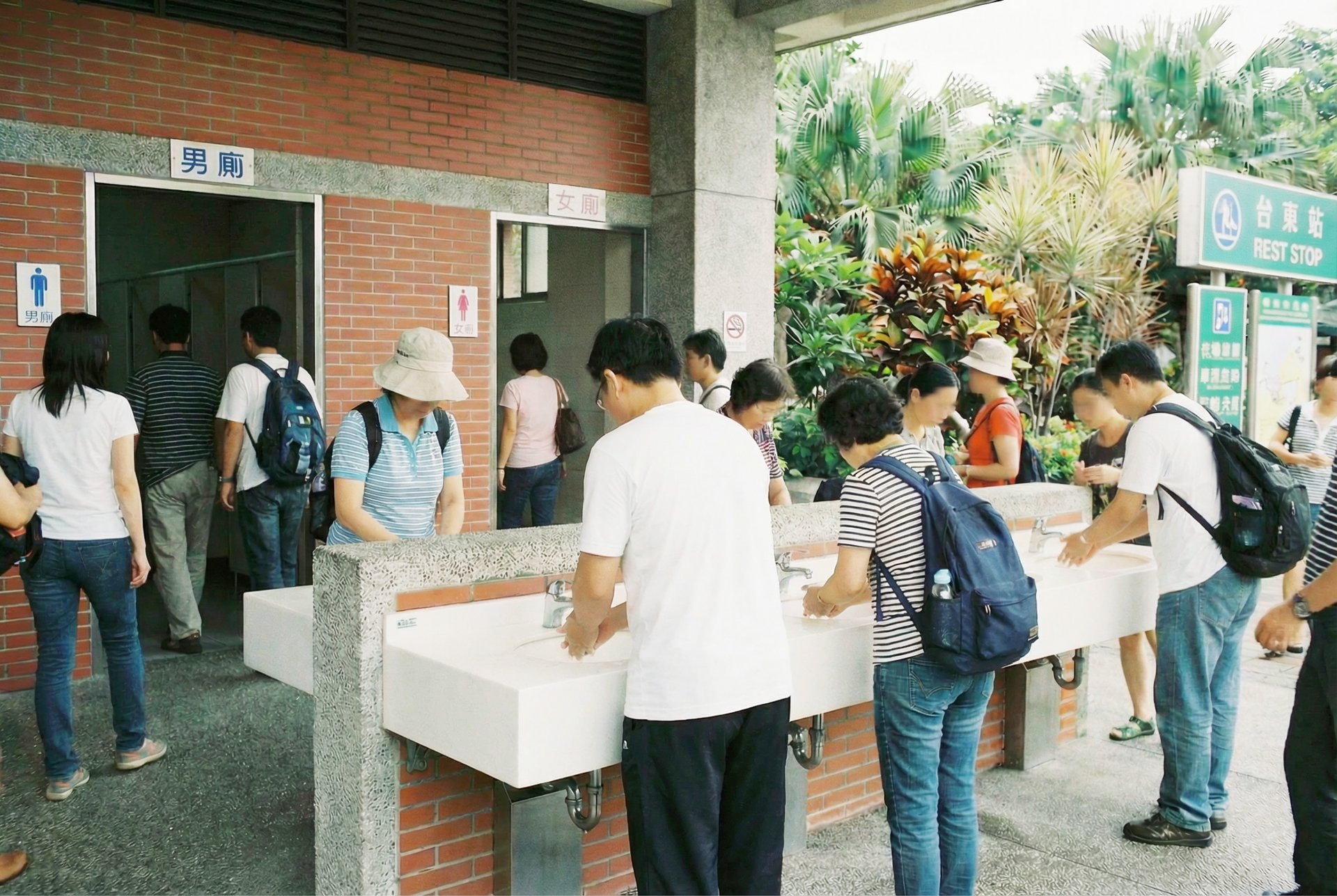 規劃2至3小時停靠休息洗手間站點,建立規律的如廁節奏來降低焦慮。