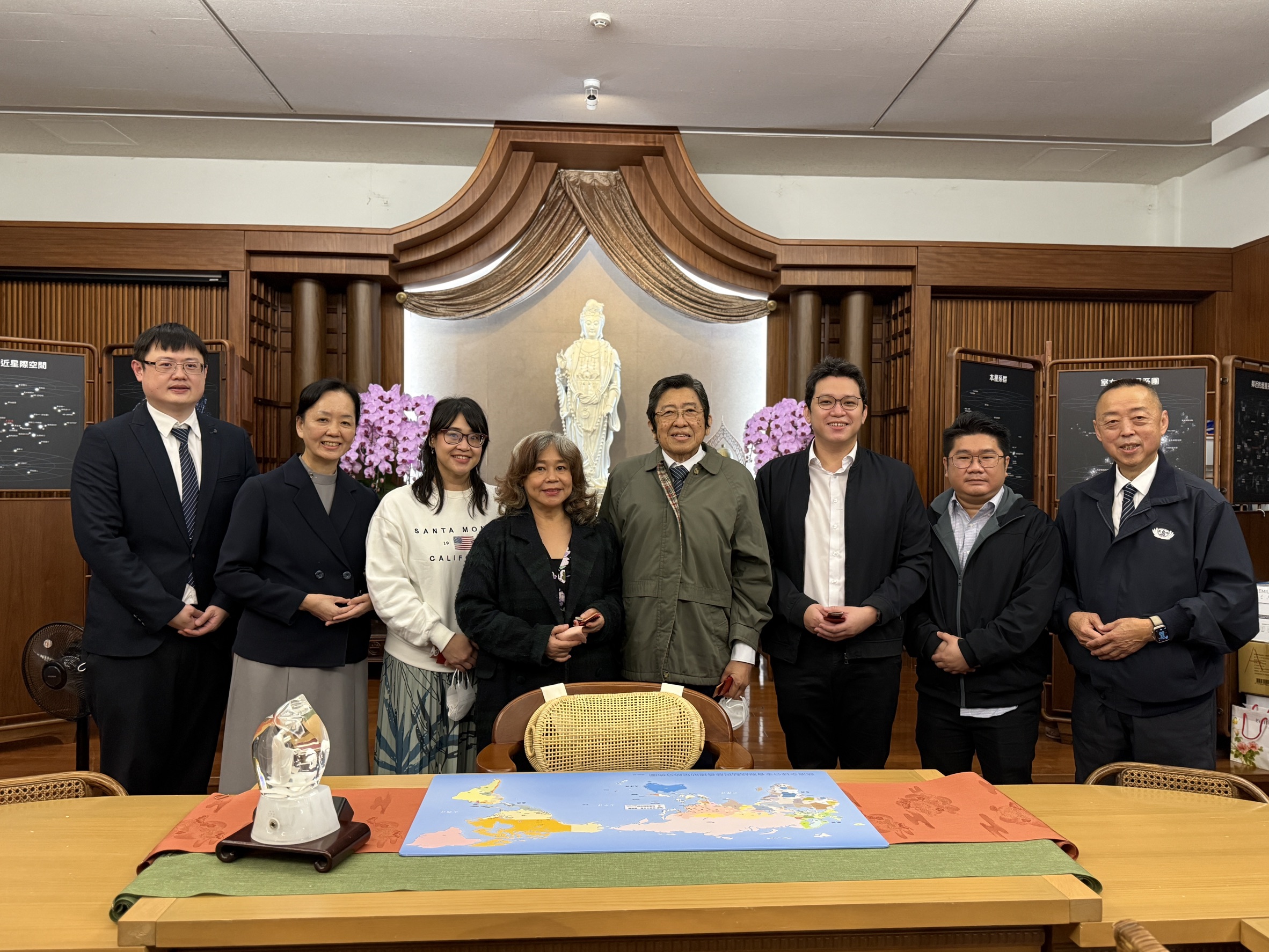 印尼慈濟醫院院長 Gunawan 醫師(右四)今天因臺鐵協助尋獲皮夾,,感恩臺體團隊,並與家人在花蓮國際慈濟醫學中心協助,前往靜思精舍。