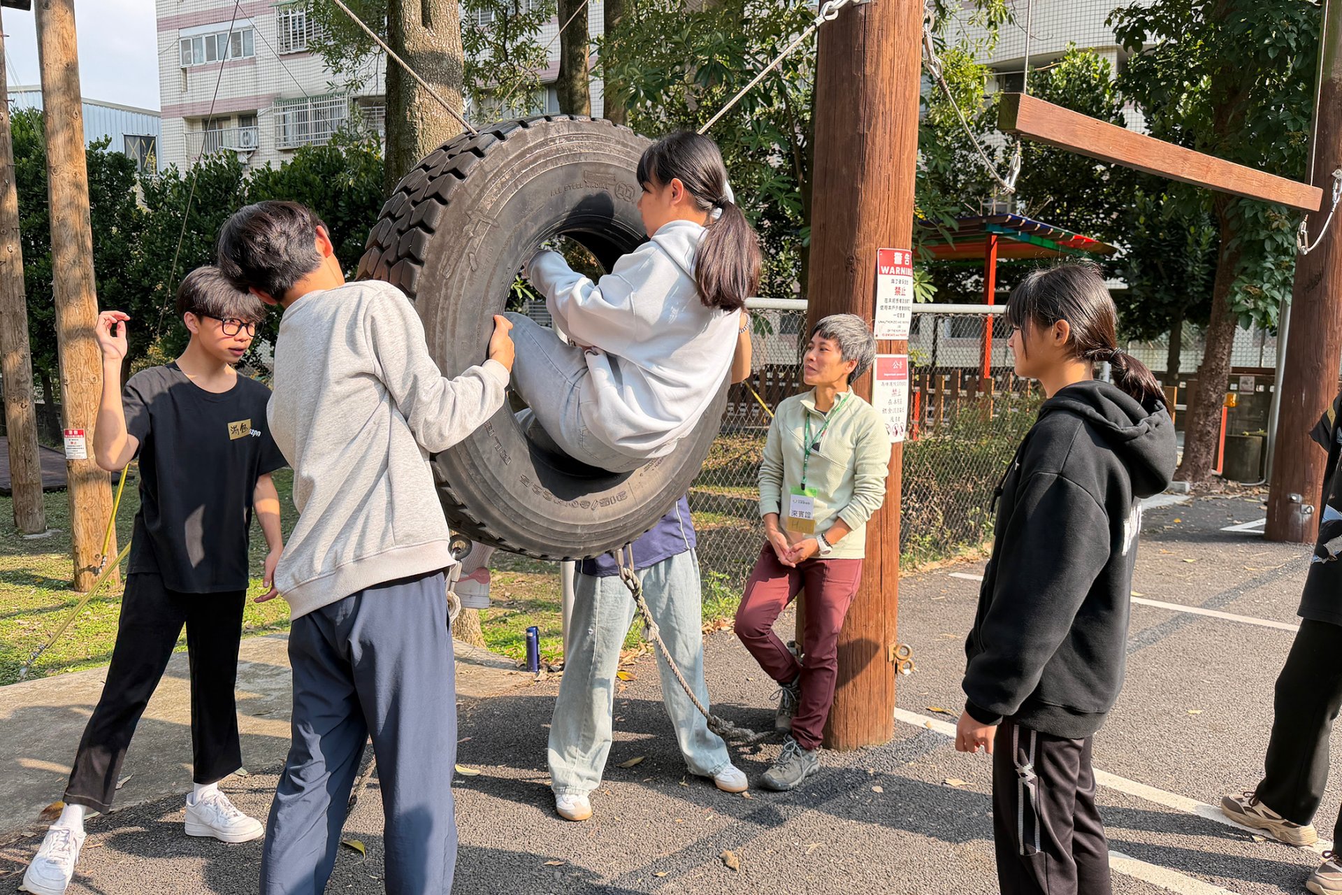 家扶帶領青少年在戶外體驗中學習團隊合作