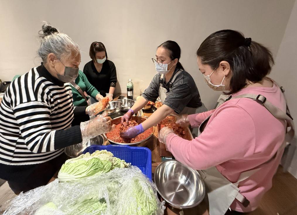 學員彼此分工合作，有人洗菜、有人調醬、有人細心塗抹白菜葉片，彷彿提前上演一場「泡菜版圍爐」。