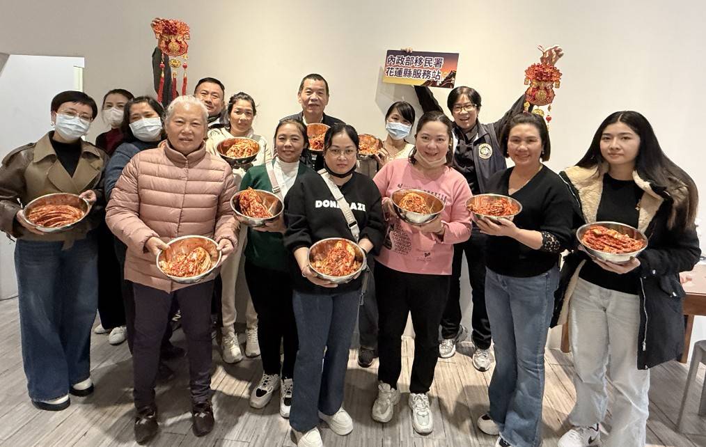 學員完成辛奇泡菜製作後開心合影，展示親手完成的成果，在迎接農曆新年之際，共同留下溫馨又難忘的文化交流回憶。