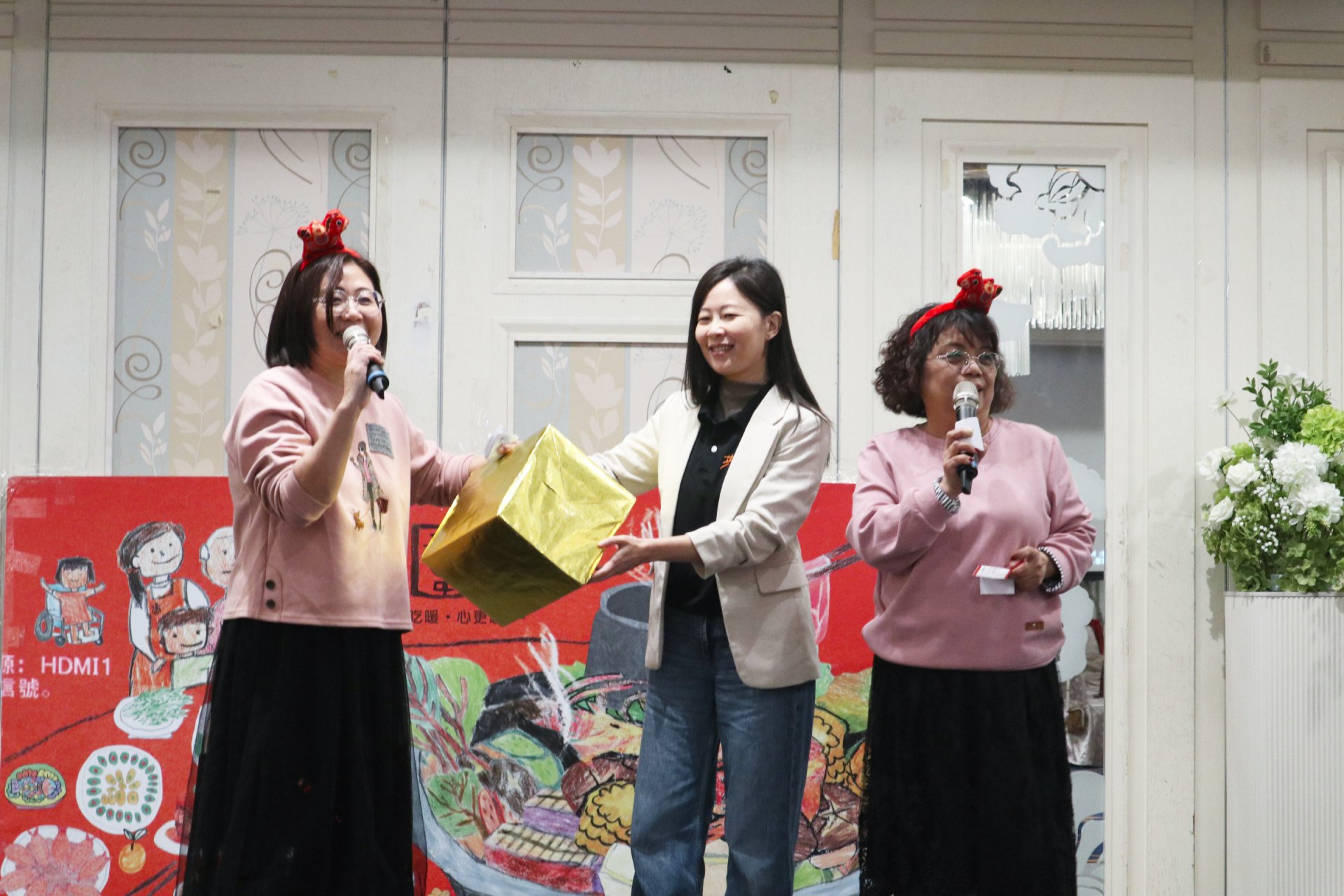 伊甸副執行長鄒聖盈(左二)來到現場親自抽獎。