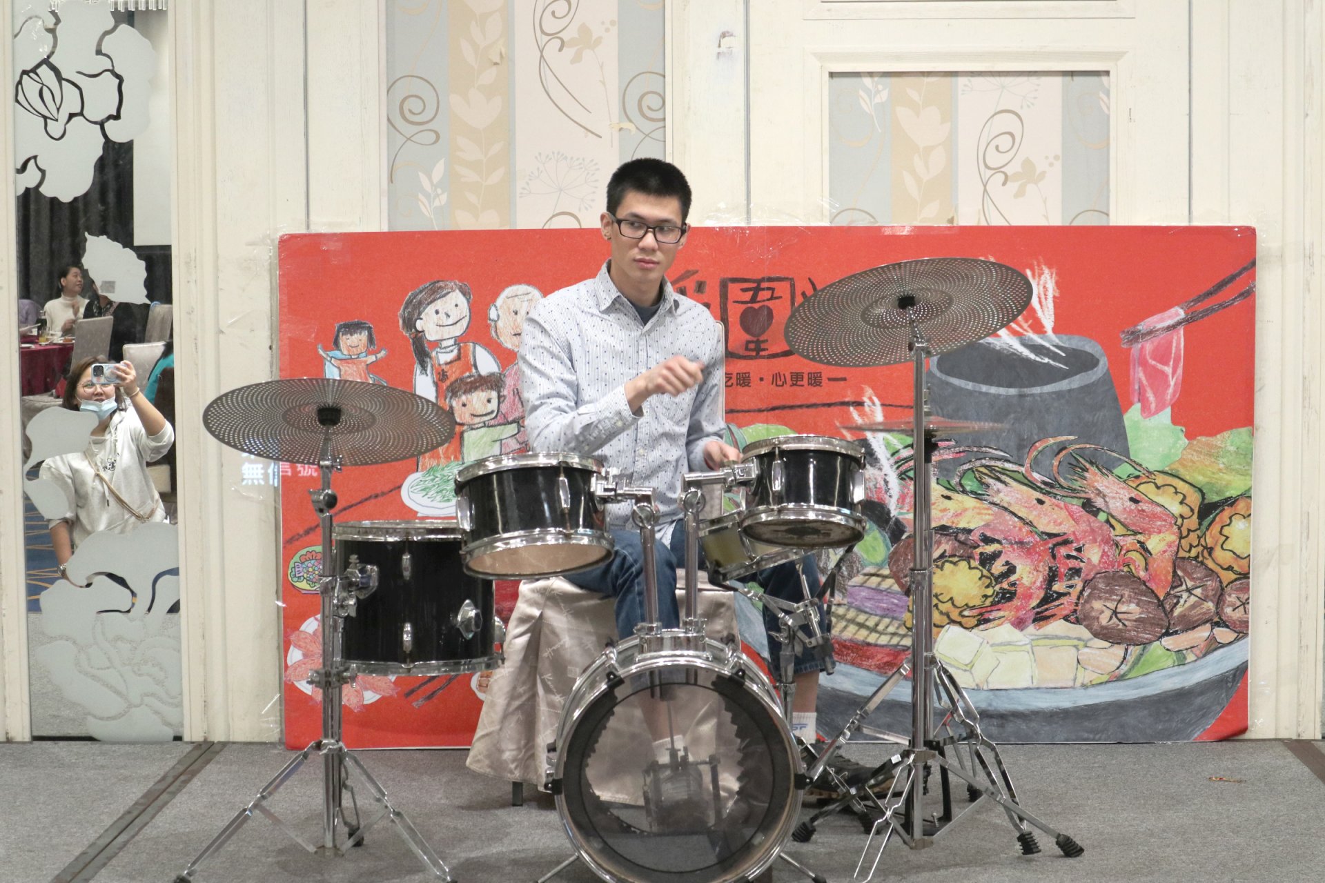 身障學員表演的爵士鼓,獲得台下掌聲。