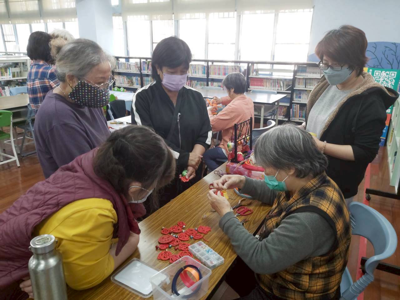 旗津分館-學員圍著老師學習編法