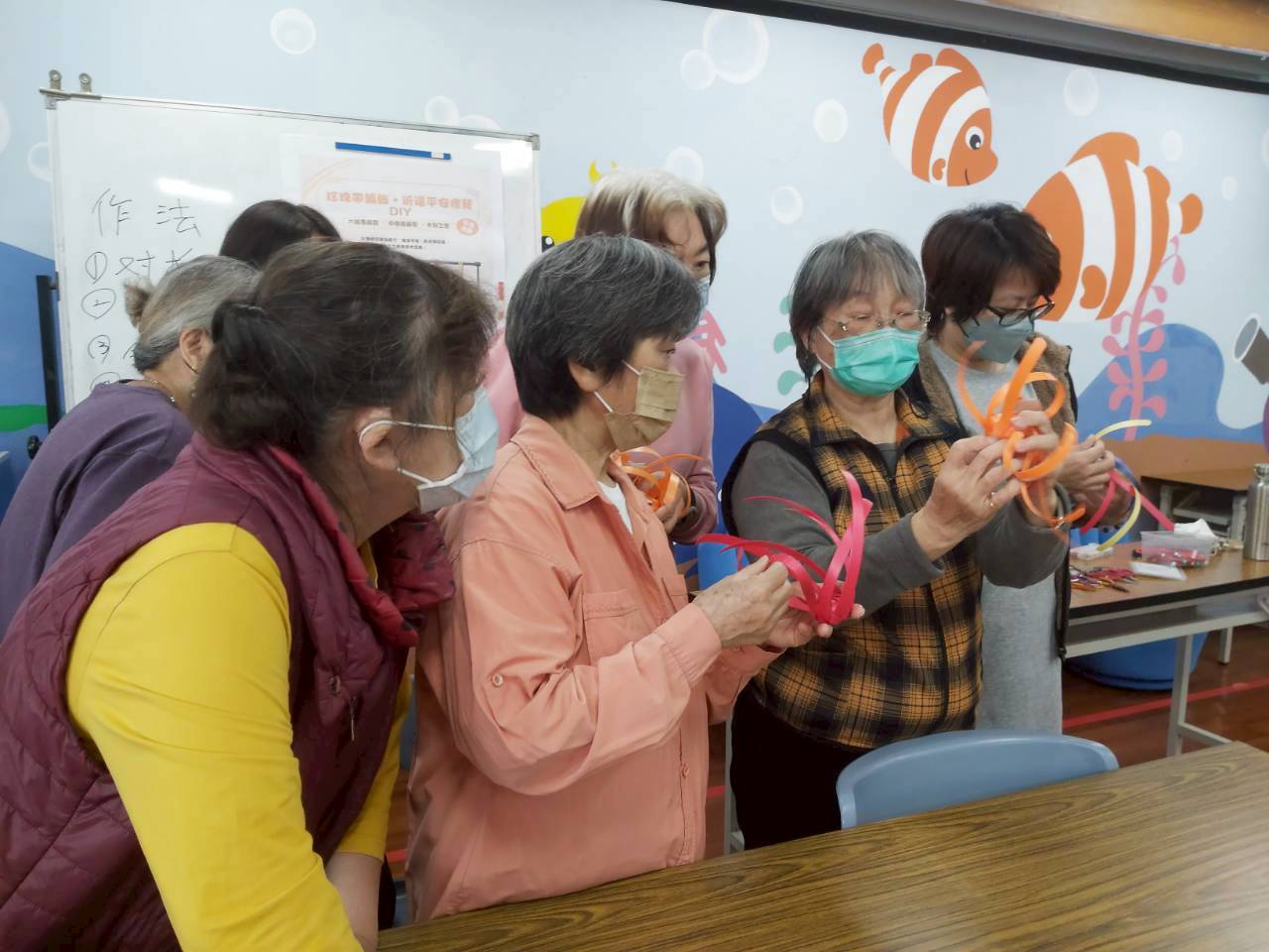 學員一起跟著老師編織