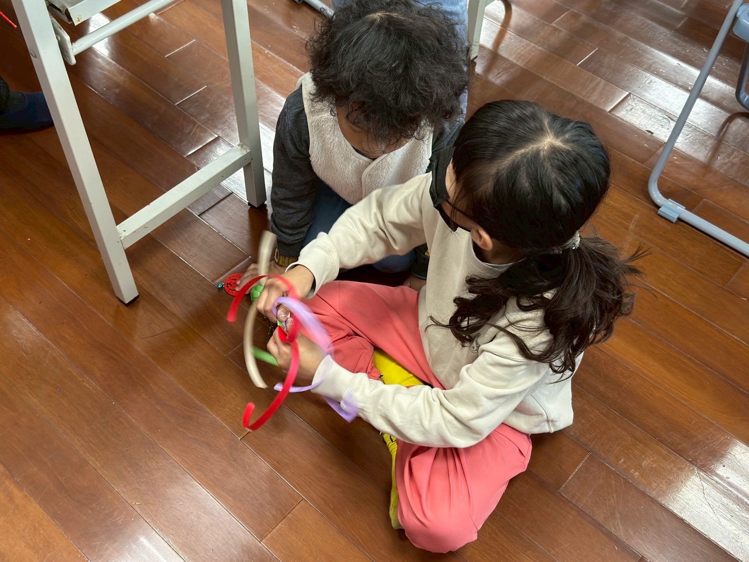 姊姊學會後教弟弟編織