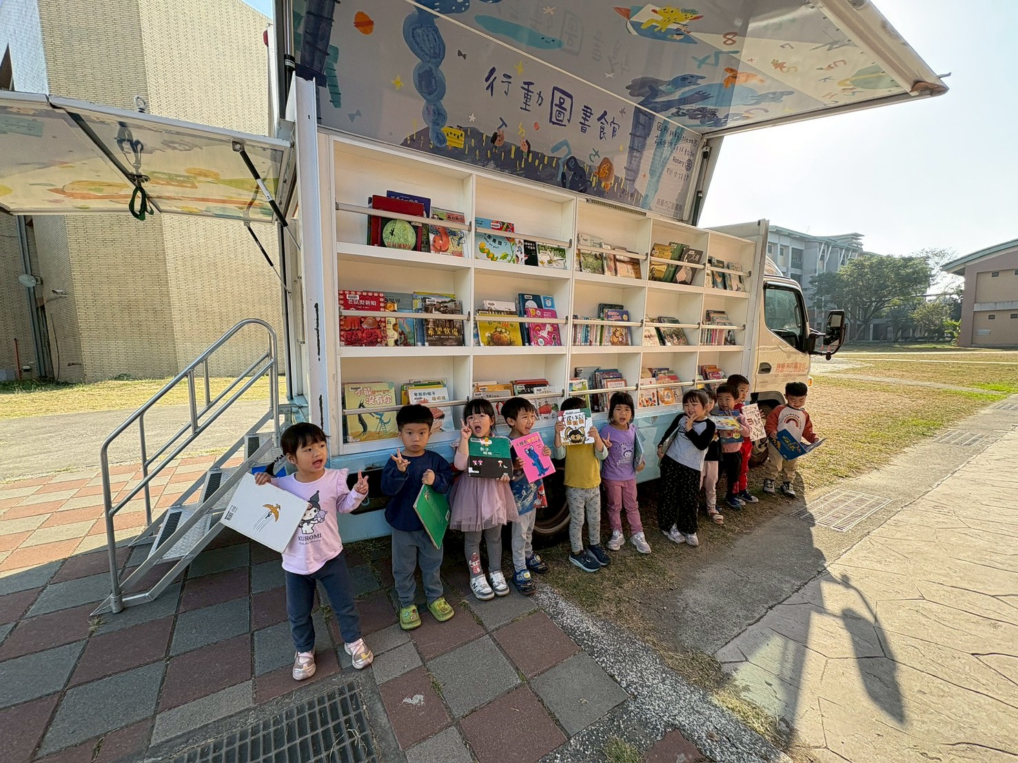 行動書車展開書櫃走入校園,孩子們開心挑選喜愛的繪本,,縮短學習資源落差,呼應聯合國永續發展目標(SDGs),落實SDG 4「優質教育」