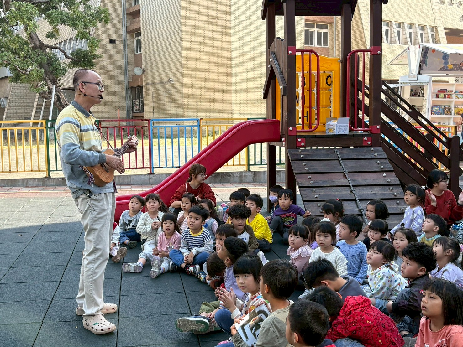 故事達人西瓜哥哥透過說故事結合烏克麗麗演奏,引導孩子沉浸在溫馨的閱讀情境中,在音樂與故事交織中感受閱讀的美好。