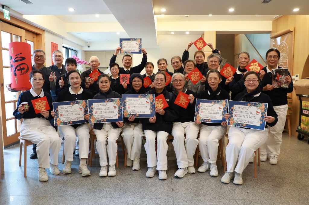 大安區慈警會志工團隊共二十三位，在臺北舊分會集合，整理結緣品，有祝福感恩賀卡、春節斗方和《慈濟月刊》。