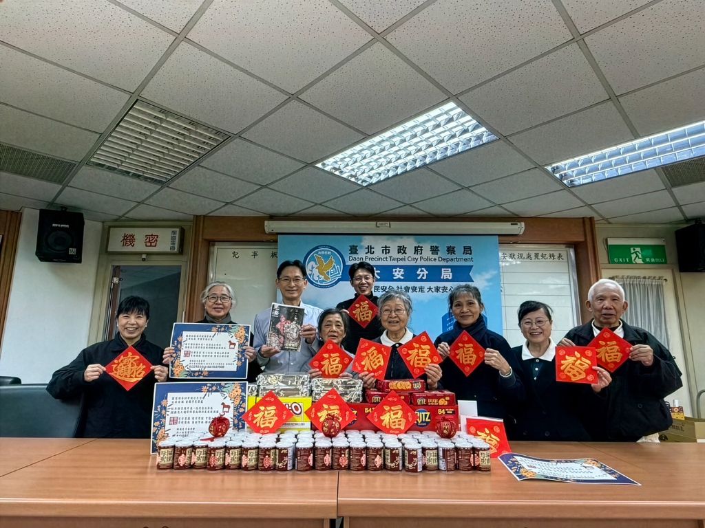 大安分局行政組組長陳文鐘（左三）特別感謝慈濟人每月關照員警健康，手持《慈濟月刊》與志工歡喜合影，志工張明月（左二）手持賀卡祝賀。