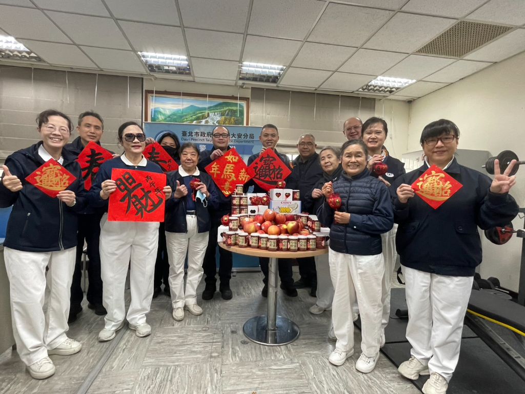 警備隊隊長吳伯毅（左七）與同仁們非常開心接受慈濟志工的祝福。