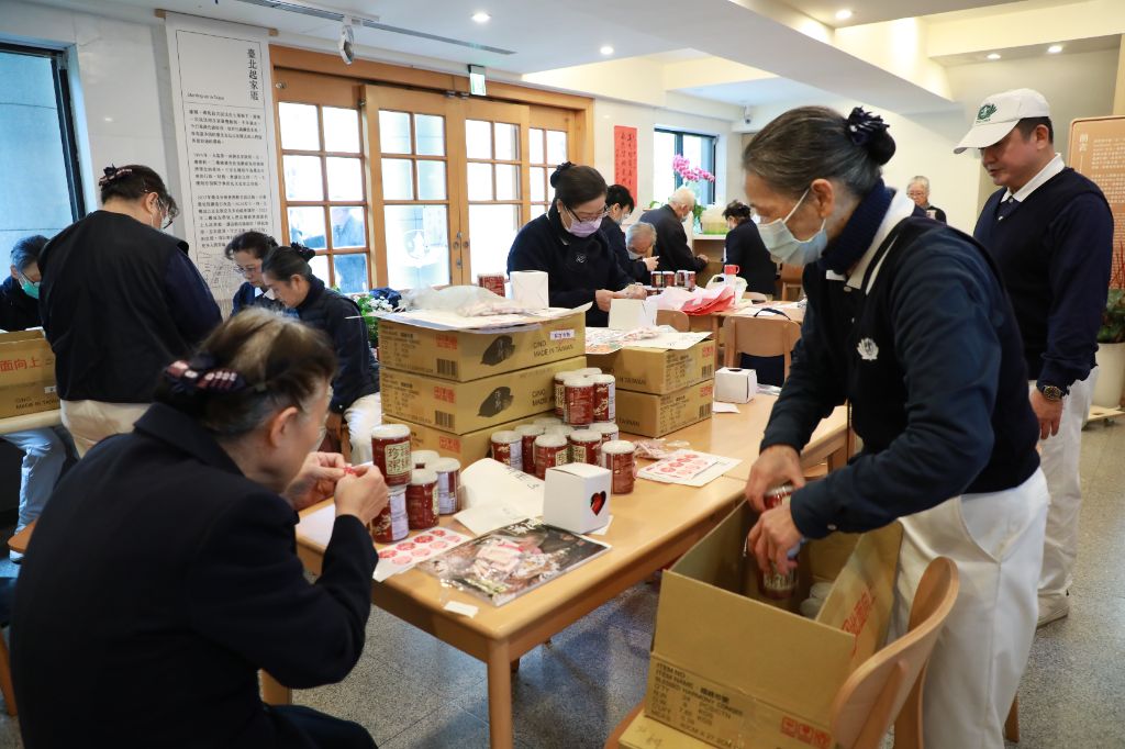 志工們準備結緣品福緣珍粥，並用心地將小巧版的靜思語卡貼在罐身上，讓物質的補給，昇華為心靈的祝福。