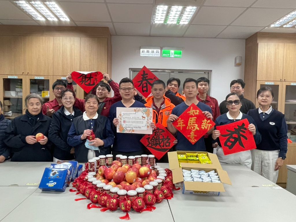 安和消防隊隊長江韋佑（左六）覺得心型的慈濟祝褔太有趣味，是志工曾瑞珠（右一）的巧思安排。