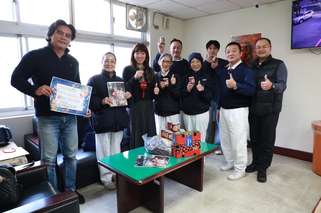 電信副大隊長張瑋倫（左三）抽到「時間對一個有智慧的人而言，就如礸石般珍貴，但對愚痴的人，就好像一把泥土，一點價值也沒有」，印證其工作之精進。