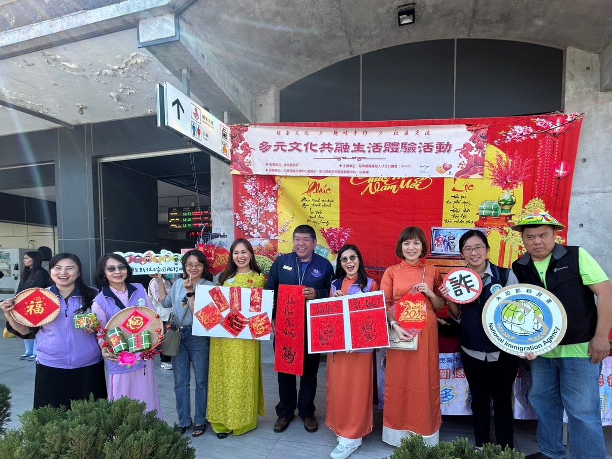 彰化車站年味濃 移民署攜手新住民刷出駿馬奔騰及防詐騙宣導