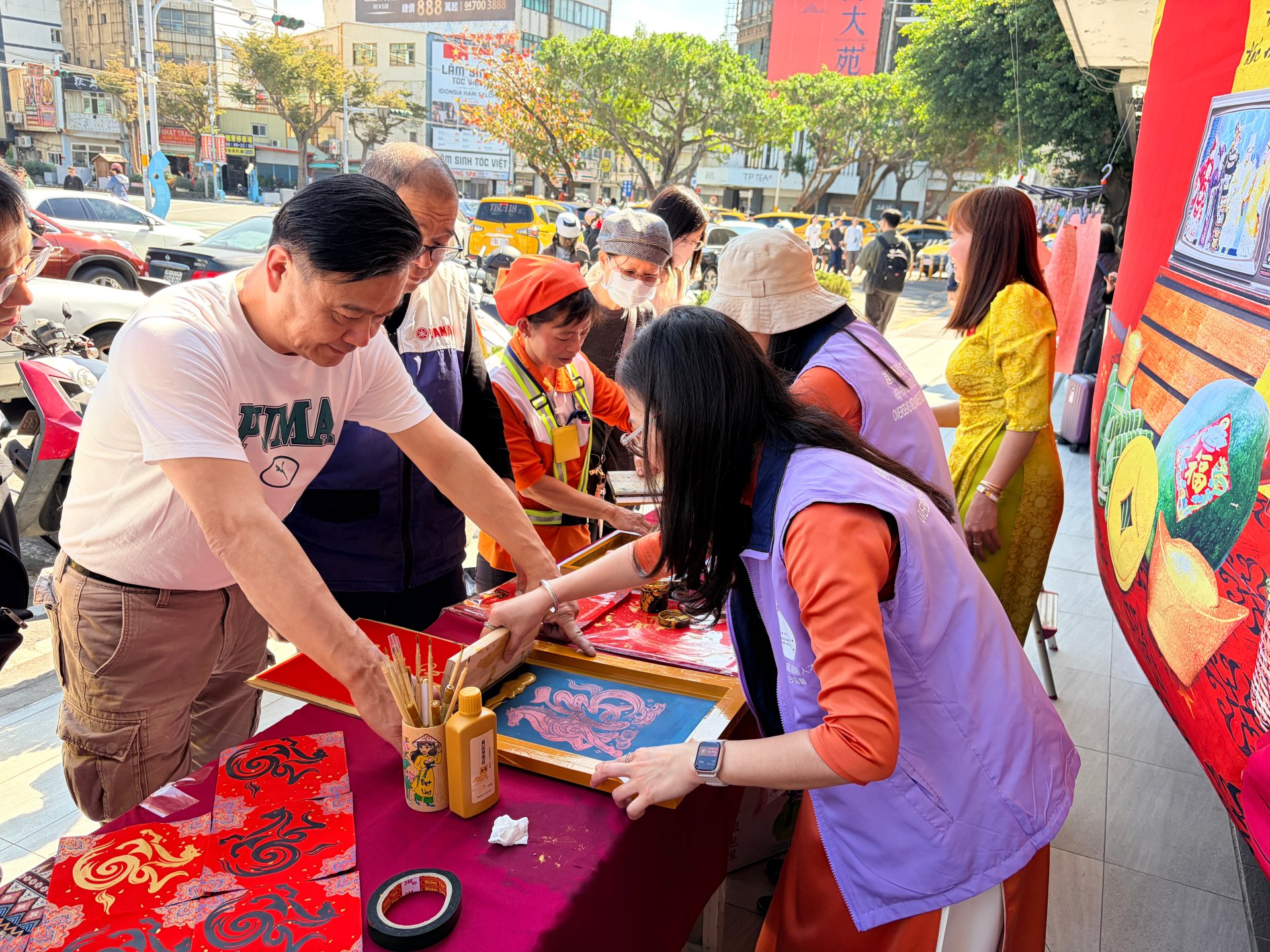活動現場設置了多元文化展示區及年畫、紅包袋體驗區。
