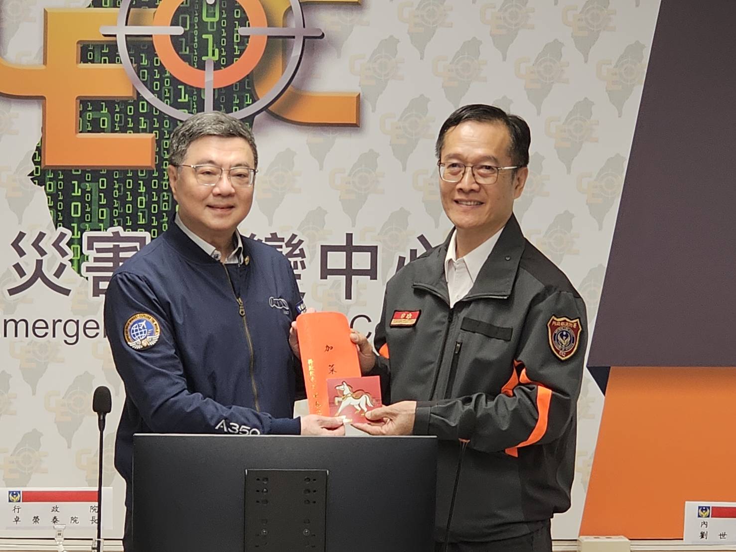 院長頒贈加菜金予消防署指揮中心輪值人員（主任周文智代表接受）