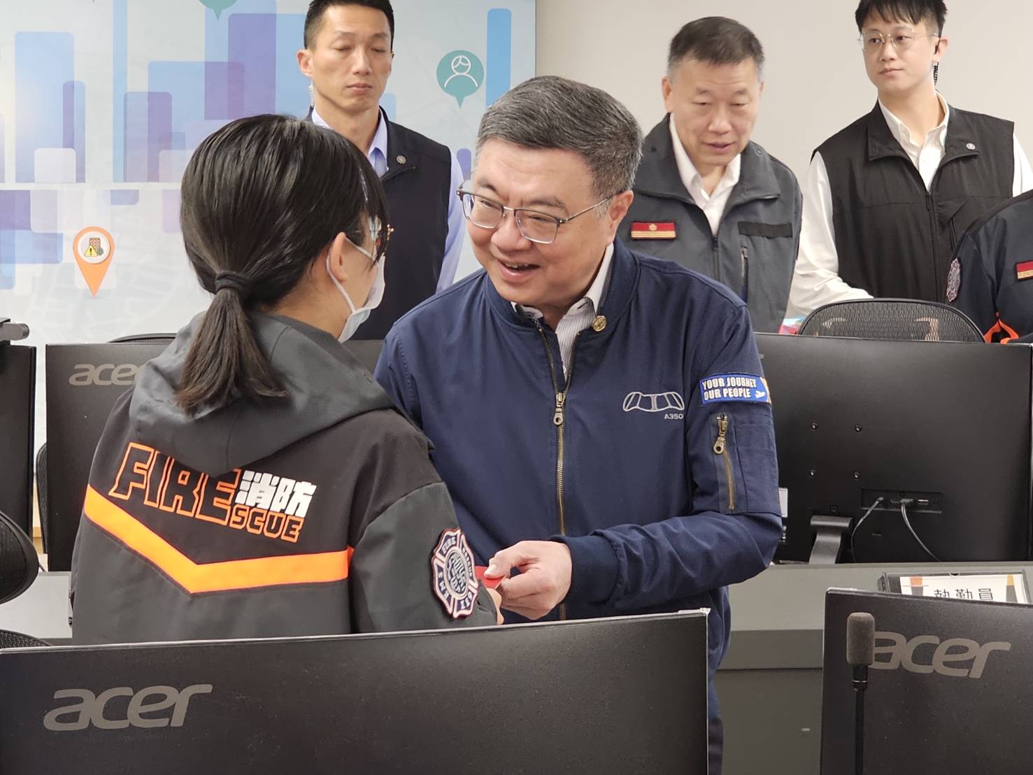 卓院長贈送小福袋給值勤人員