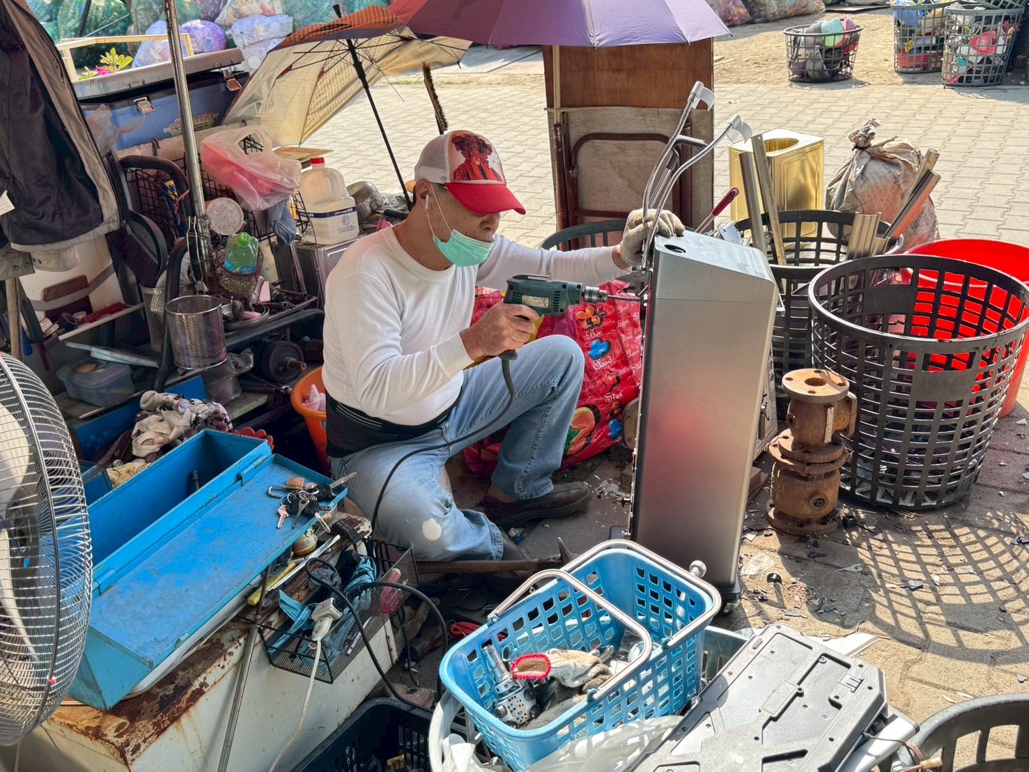 拆解區裡，志工熟捻的將電線、馬達、小家電等一一拆解、分類、再利用。