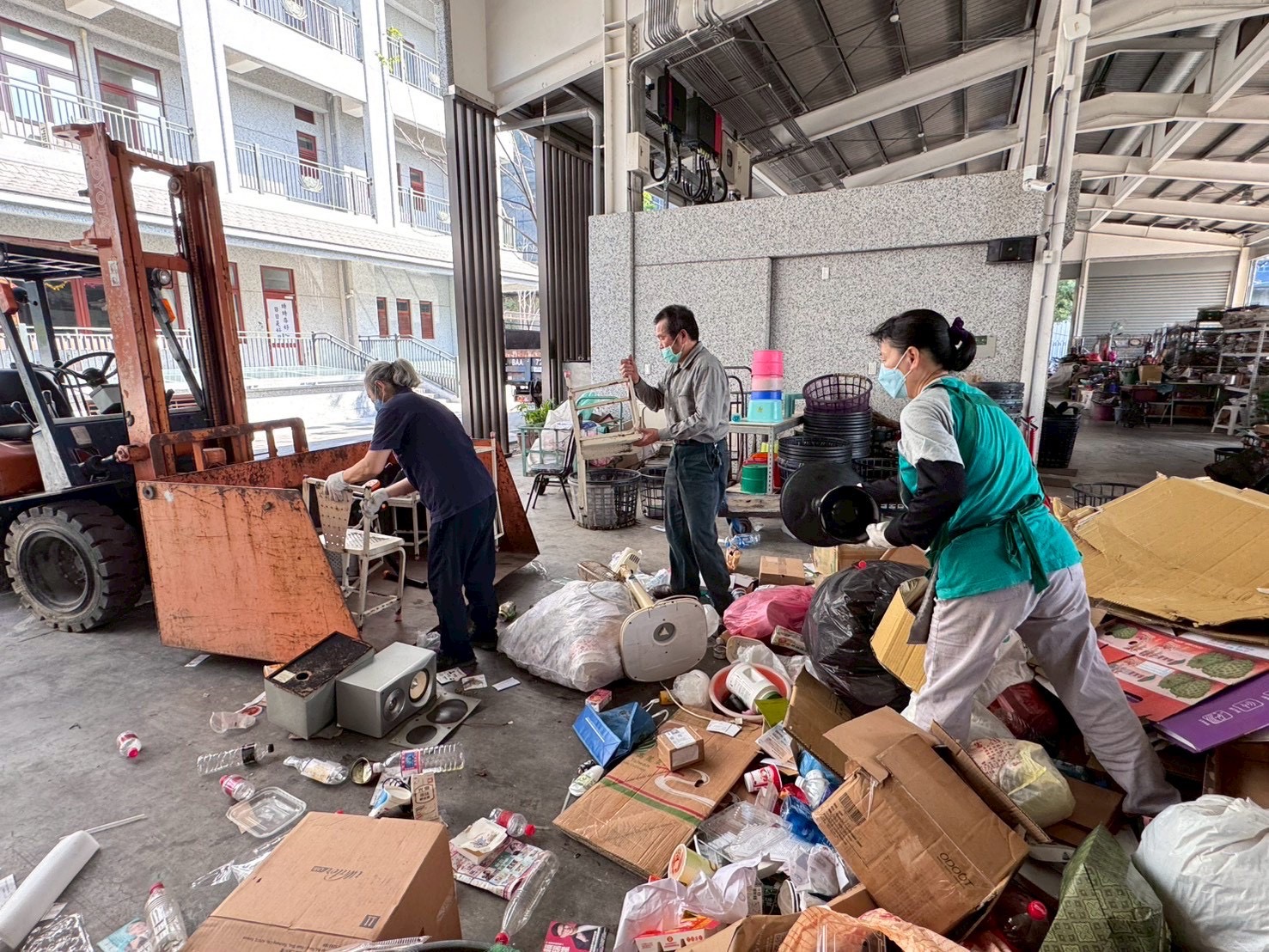 清晨七點半，天色才剛微亮，環保志工們已陸續到站報到。有人專注於分類紙類，有人整理寶特瓶，有人在拆解區敲敲打打，熟悉的聲音交織成最溫暖的年節序曲。