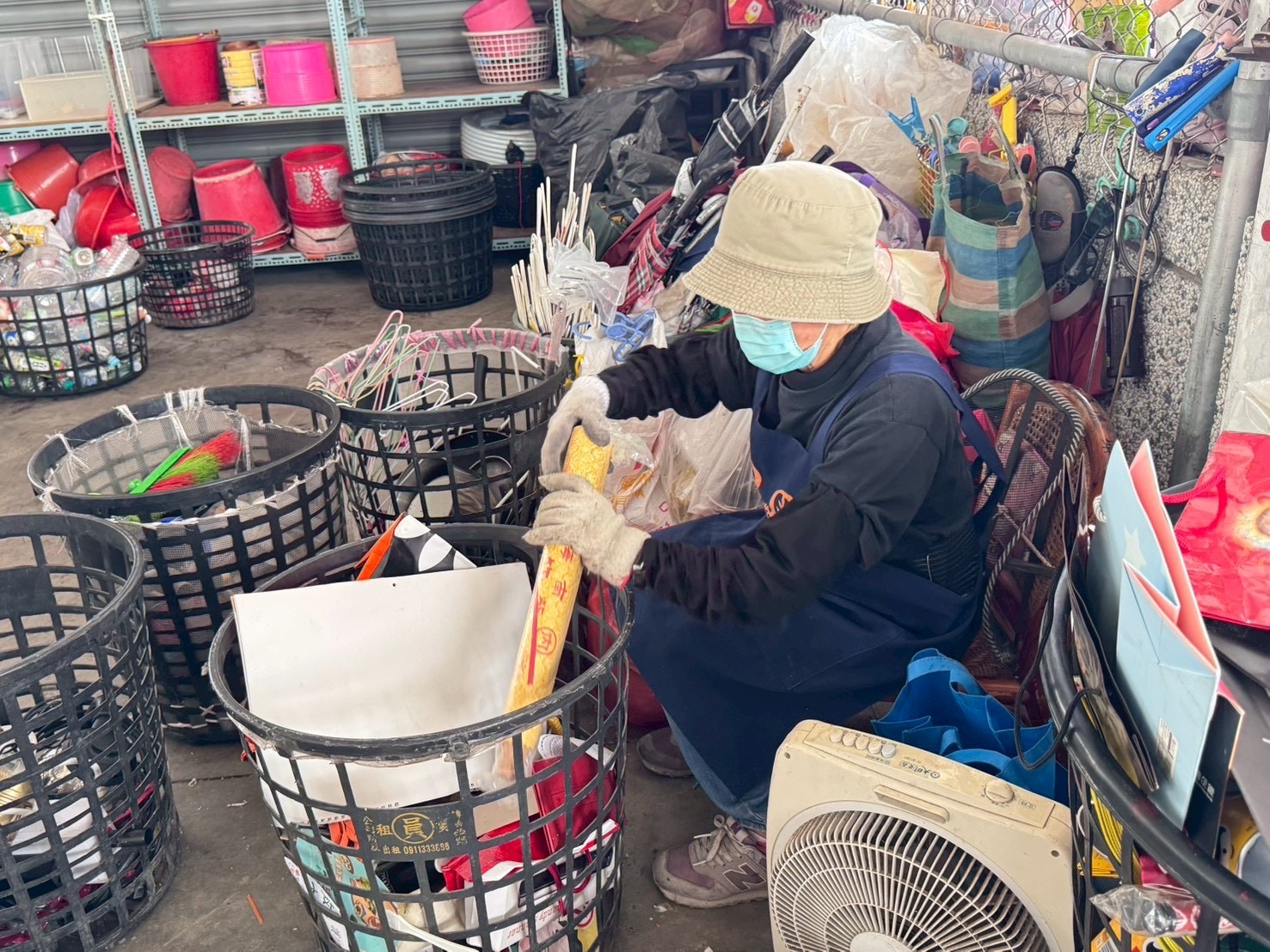 在歲末最忙碌的時刻，他們選擇留下來，把善與愛一件件分類、一樣樣整理。真正的年味，不只是鞭炮聲與團圓飯，而是這份平凡卻篤定的環保行願之路。