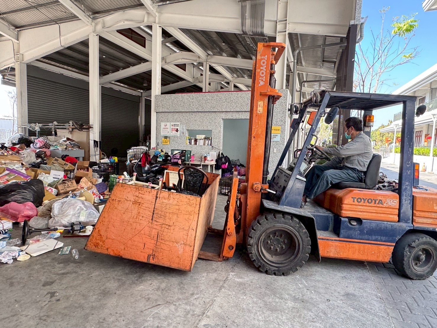 當城市裡的人們忙著團圓、購物與慶祝新年，鳳山靜思堂環保站的志工們卻在紙箱堆、拆解聲與分類籃之間默默付出。