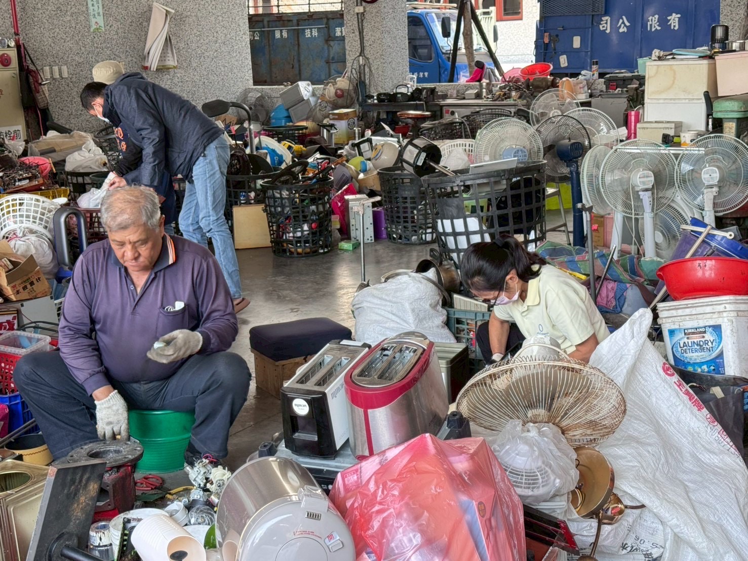 在這座都市叢林中的心靈寶塔裡，過年不是休息的理由，而是更珍惜付出的時刻，志工們以汗水與笑容，守護環境與人心。