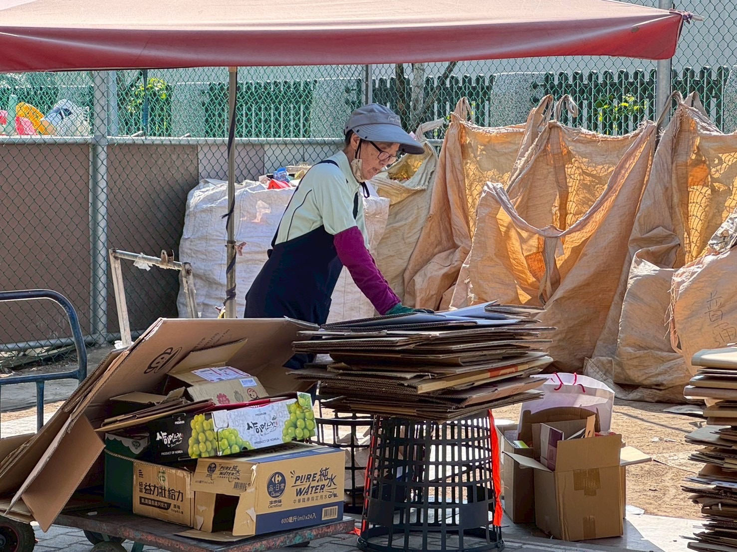 鳳山環保志工年前守護、在回收聲中歡喜迎新春。