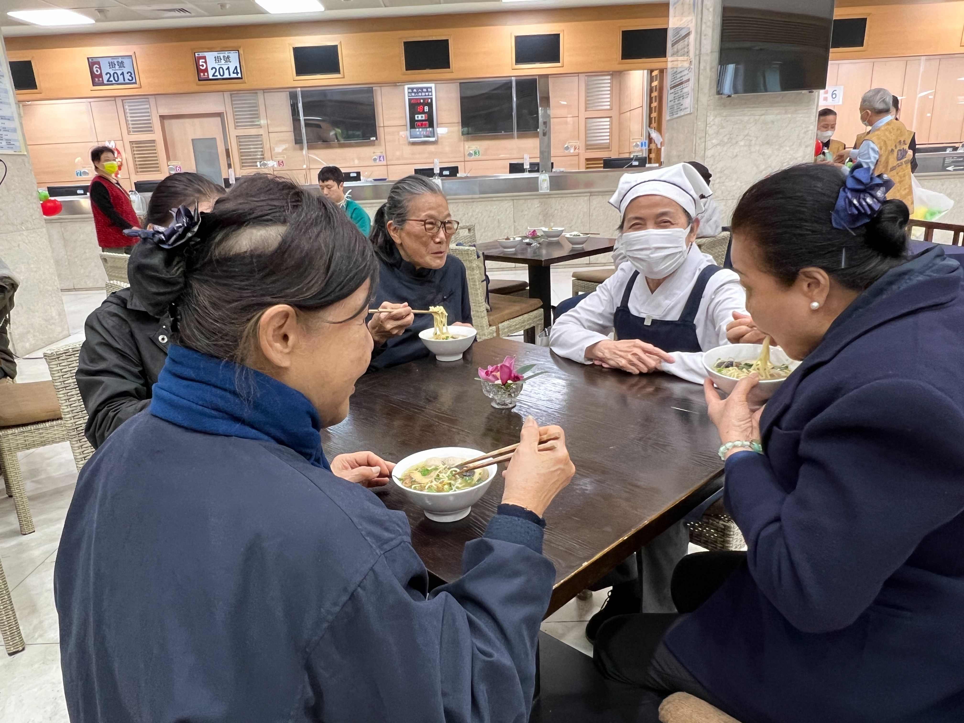 有來自海外的志工讚嘆這暖心又暖胃「平安擔仔麵」是五星級、六星級的，顏靜曦師姊(右二)笑說「不是五星、六星，是『有心級』啦」。
