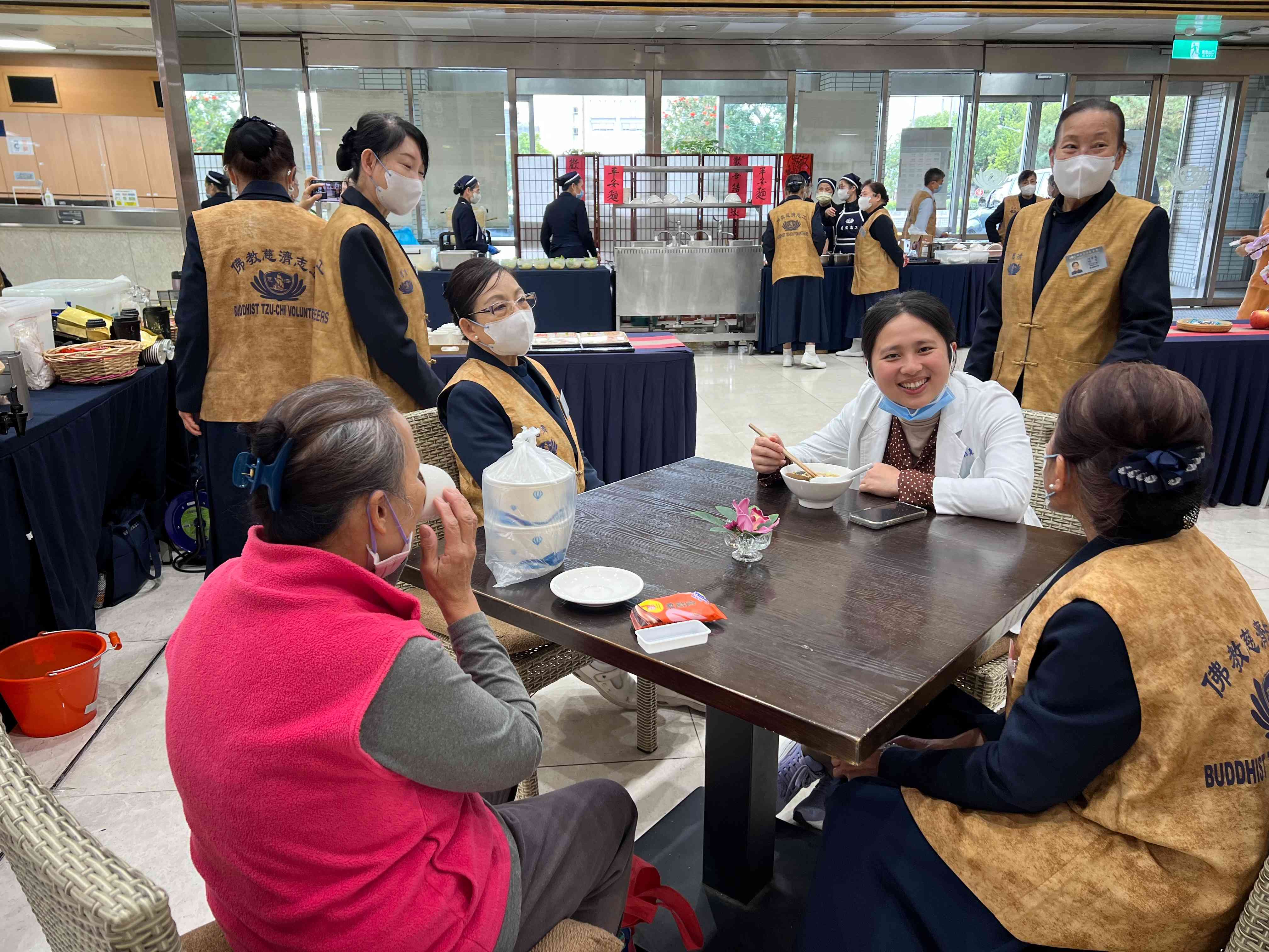 在心蓮病人值班的家醫科第一年住院醫師徐明真，來自北部的她在春節值班，即感受到慈濟醫療志工的用心，在大廳吃一碗熱騰騰的擔仔麵，心很暖。