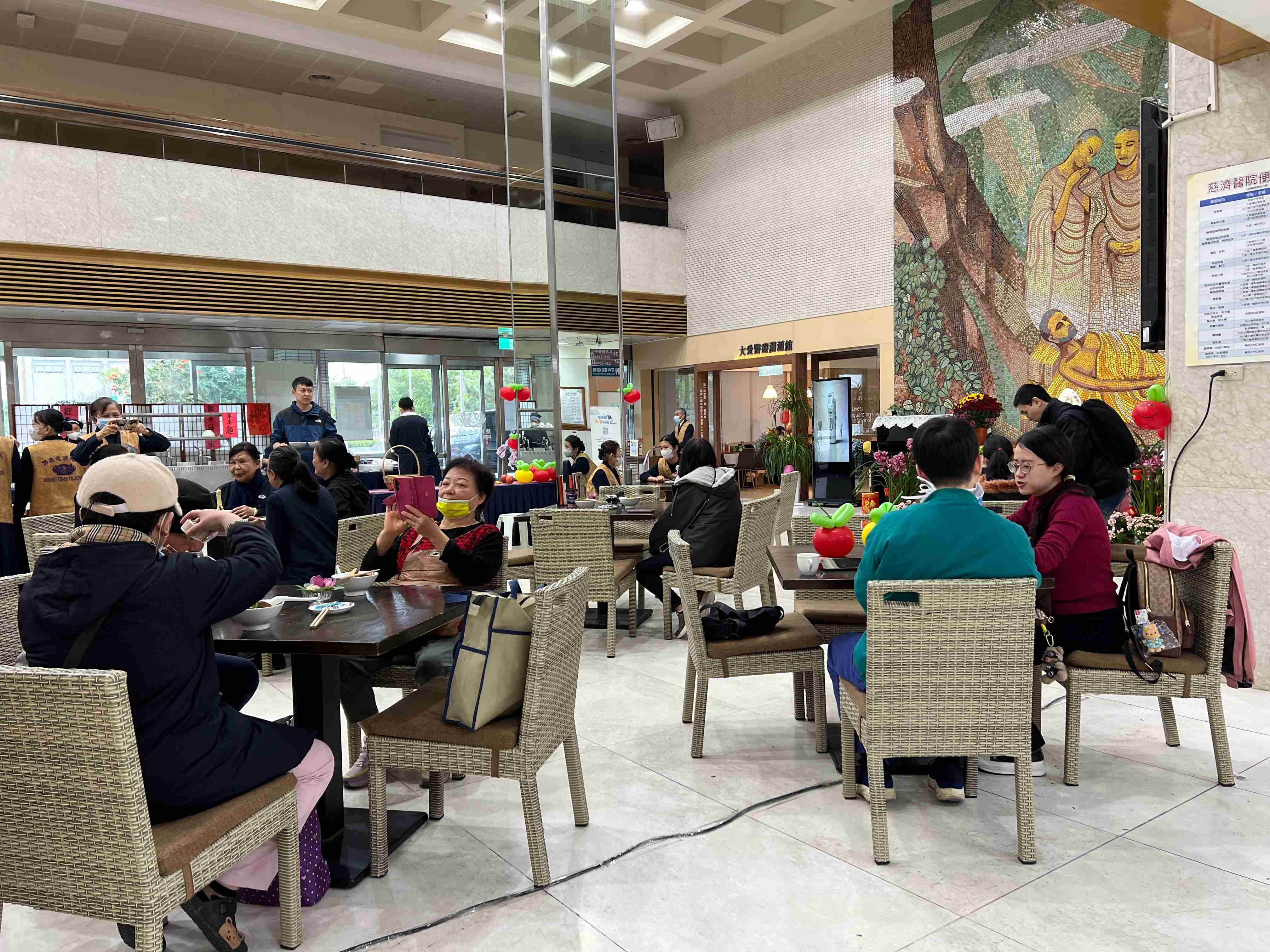 花蓮慈濟醫院因為有醫療志工的用心布置，讓醫院大廳充滿溫暖與溫馨。