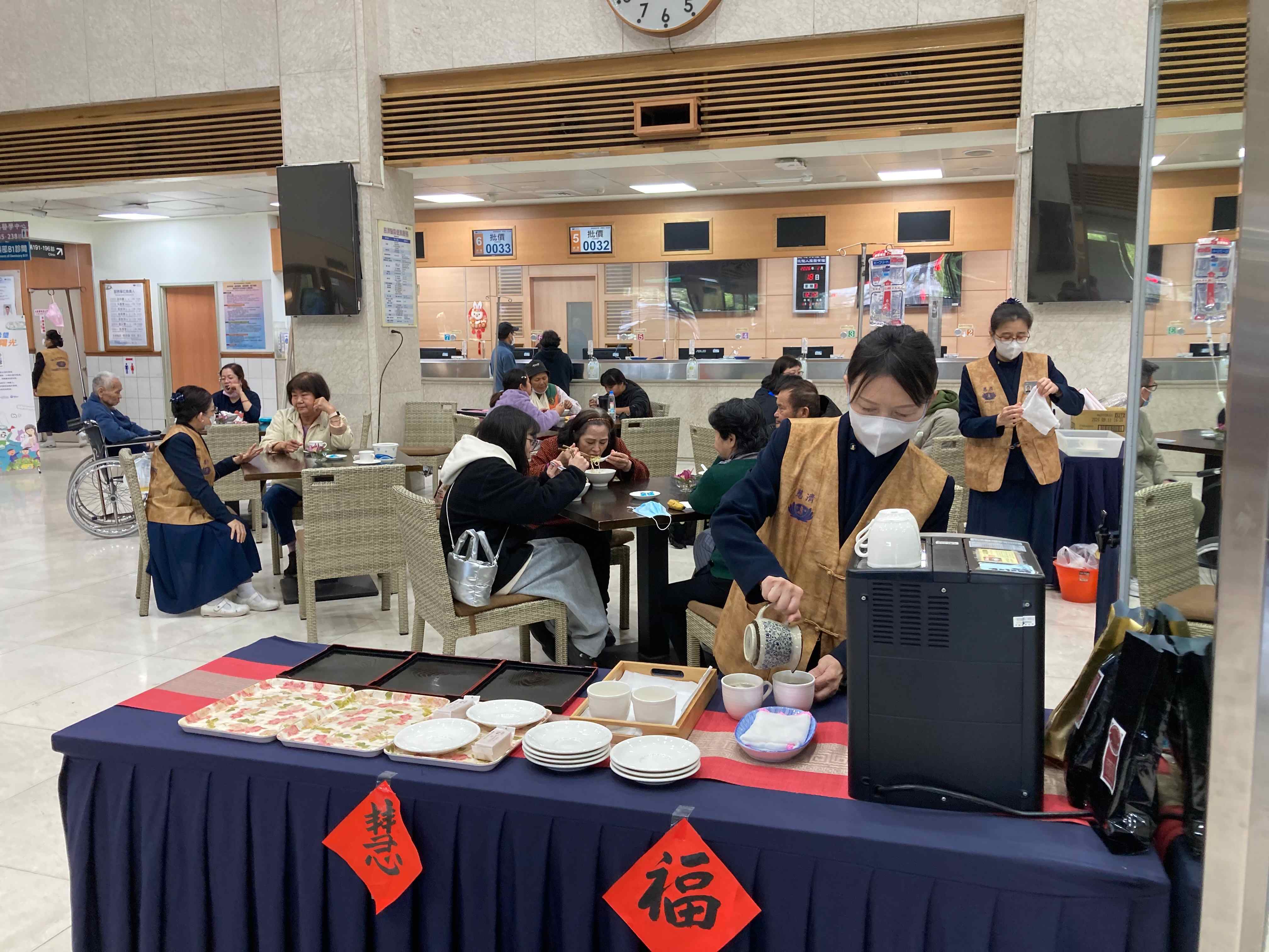 花蓮慈濟醫院因為有醫療志工的用心布置，讓醫院大廳充滿溫暖與溫馨。