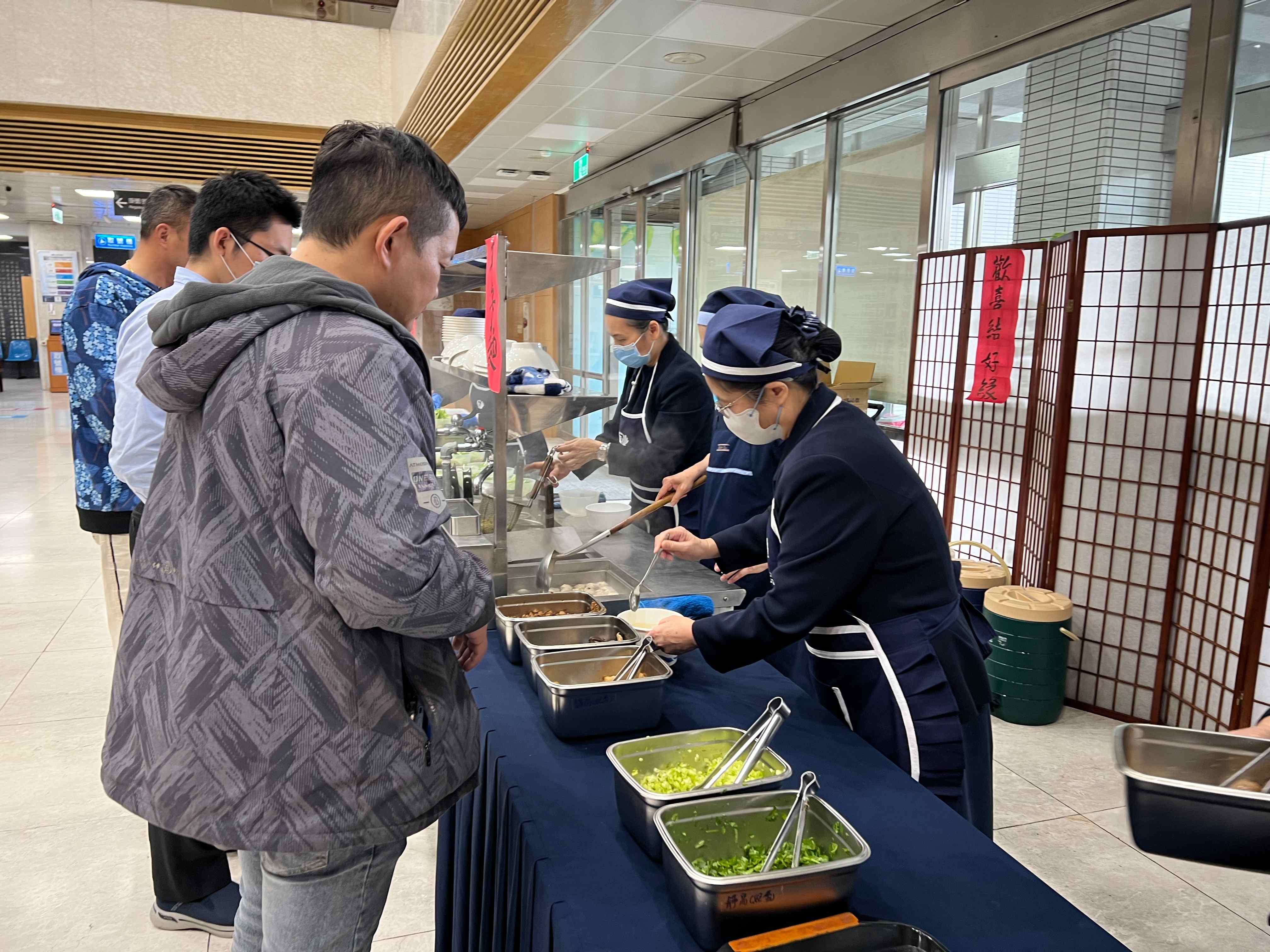 在平安麵攤的志工，幾乎是一碗接一碗，特別是午餐時段，大廳還出現排隊盛況，許多人用完餐，還順便外帶到病房。