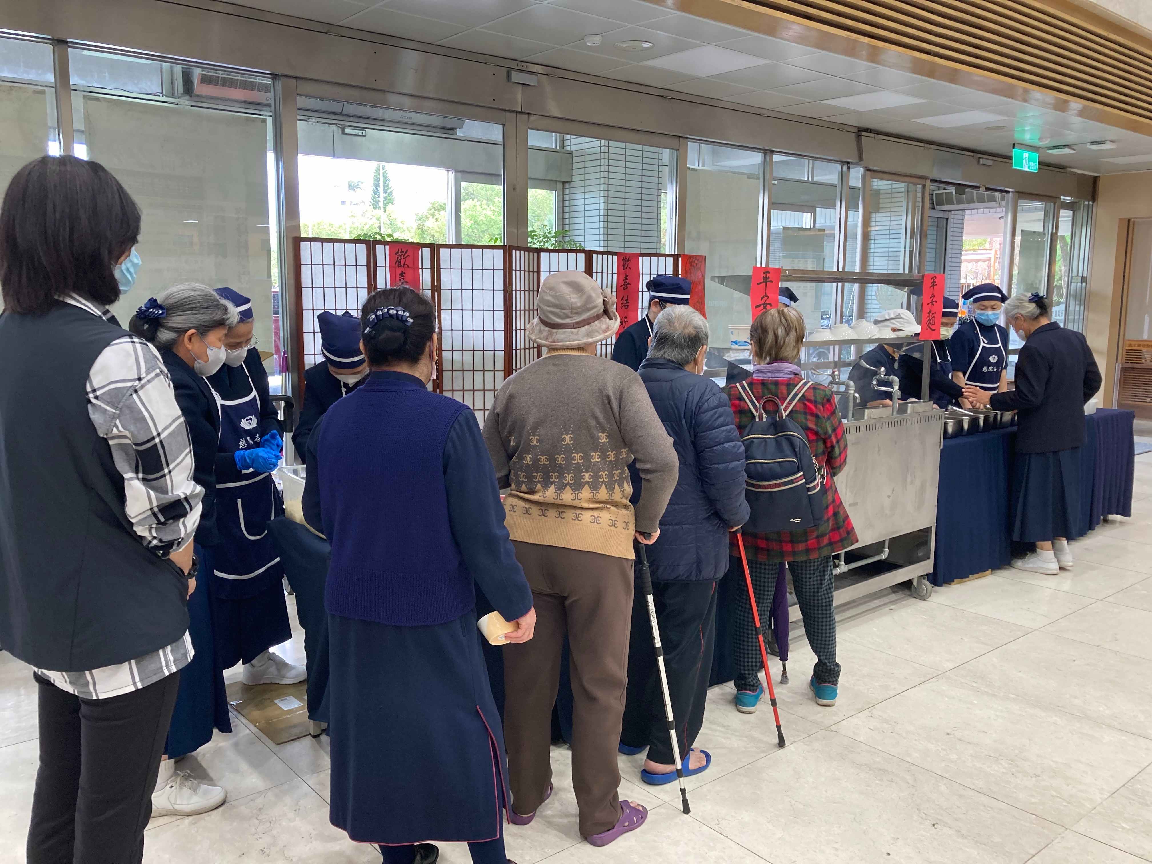 在平安麵攤的志工，幾乎是一碗接一碗，特別是午餐時段，大廳還出現排隊盛況，許多人用完餐，還順便外帶到病房。