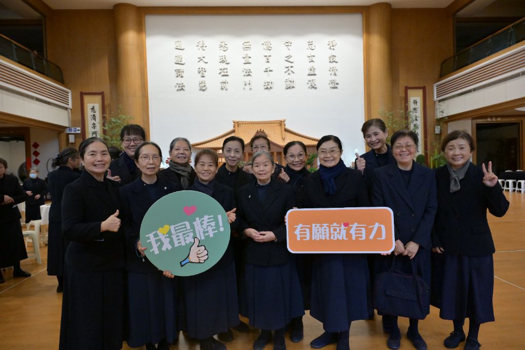 2026丙午馬年，文山、新店區的慈濟志工廣邀社區大眾走訪新店靜思堂，一早虔誠禮拜法華經，還有點燈祈福、品茶、喝咖啡，讓心靈沉澱增加生活美學。