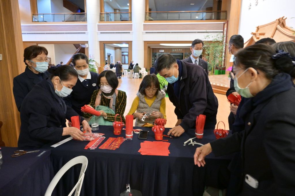 參加手作會眾蔡宜玲(黃衣)來靜思堂，感受很特別，人都很親切、很熱心，親手製作燈籠覺得很特別、很開心。