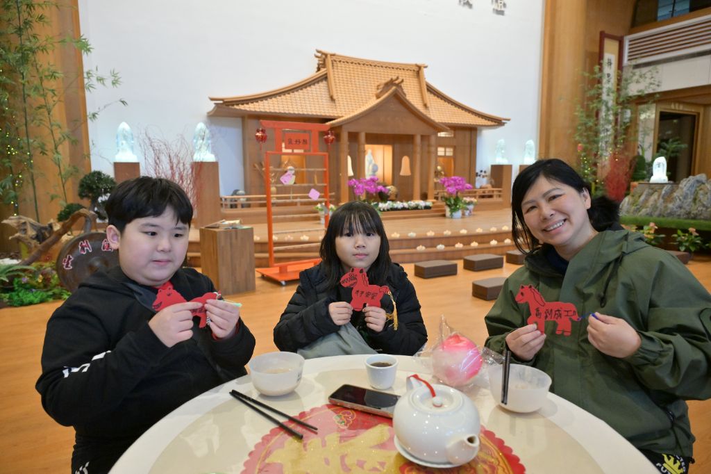 傅女士(右一)帶著二位侄子品嚐平安粥，也常帶他們參加慈濟活動，希望能多認識慈濟人文，增加品格教育的成長。