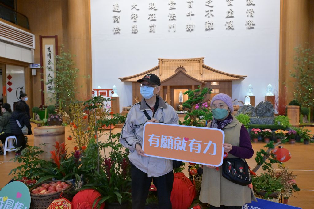 參加人醫會藥師二十六年的謝裕隆(左)、高鶯鶯(右)夫妻，很高興有慈善的平臺，能做一些本分事，照顧需要的人，從中感受到人生存在的價值。