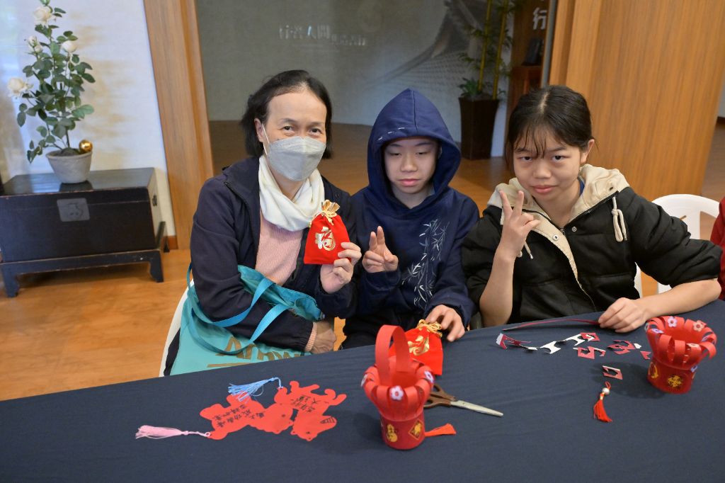 參加手作的會眾許太太(左一)和先生、一對兒女，全家來靜思堂走春，趁新春來  祈福，過年沾沾喜氣。