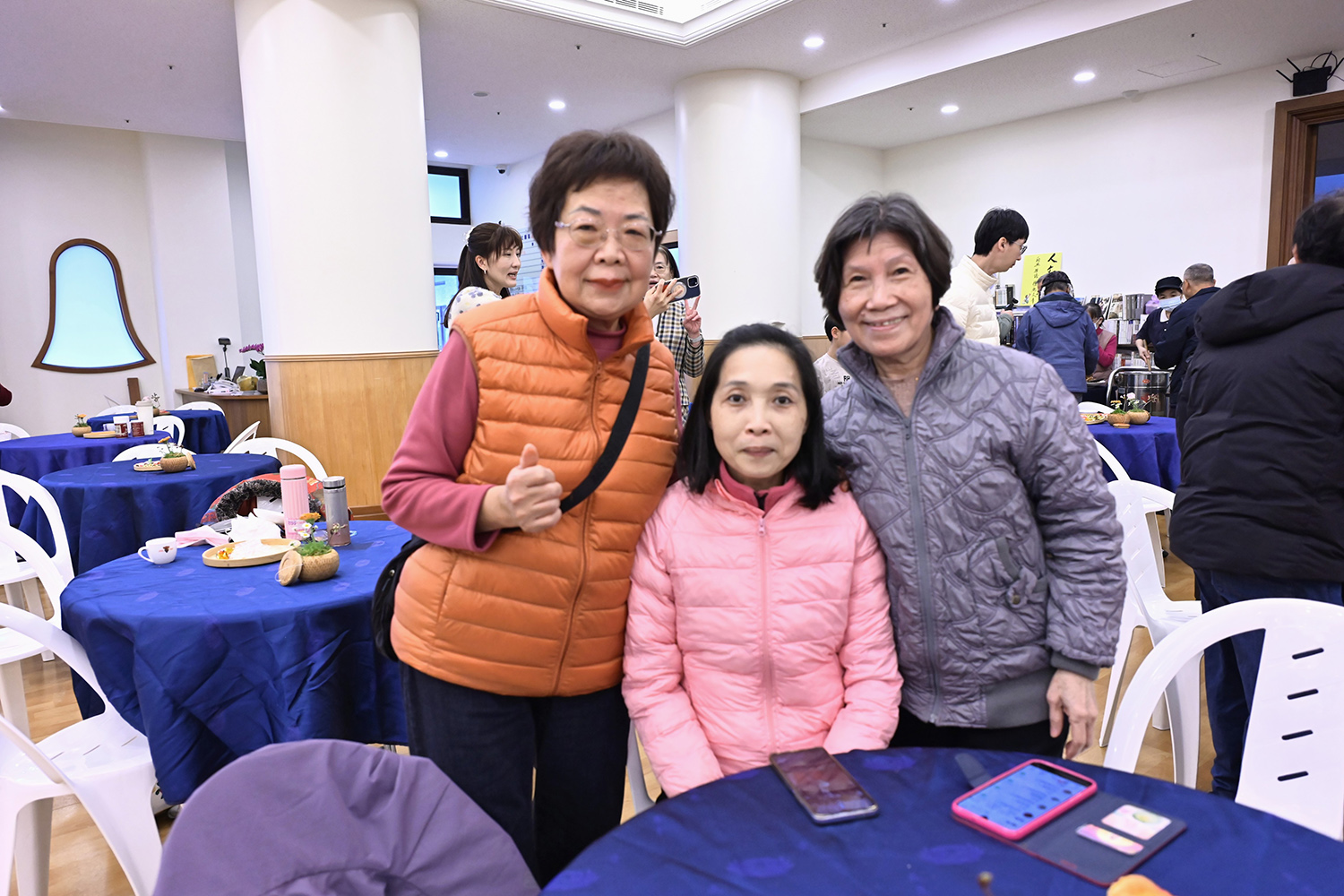 鄭月容(右)開心的說：「還好今天我有來，年輕十歲以上，平常在家過年，大家吃飯聊天。但是今天又唱歌又跳舞，又為自己做一盞平安福慧燈祝福自己，真的收穫眾多開心多多。」