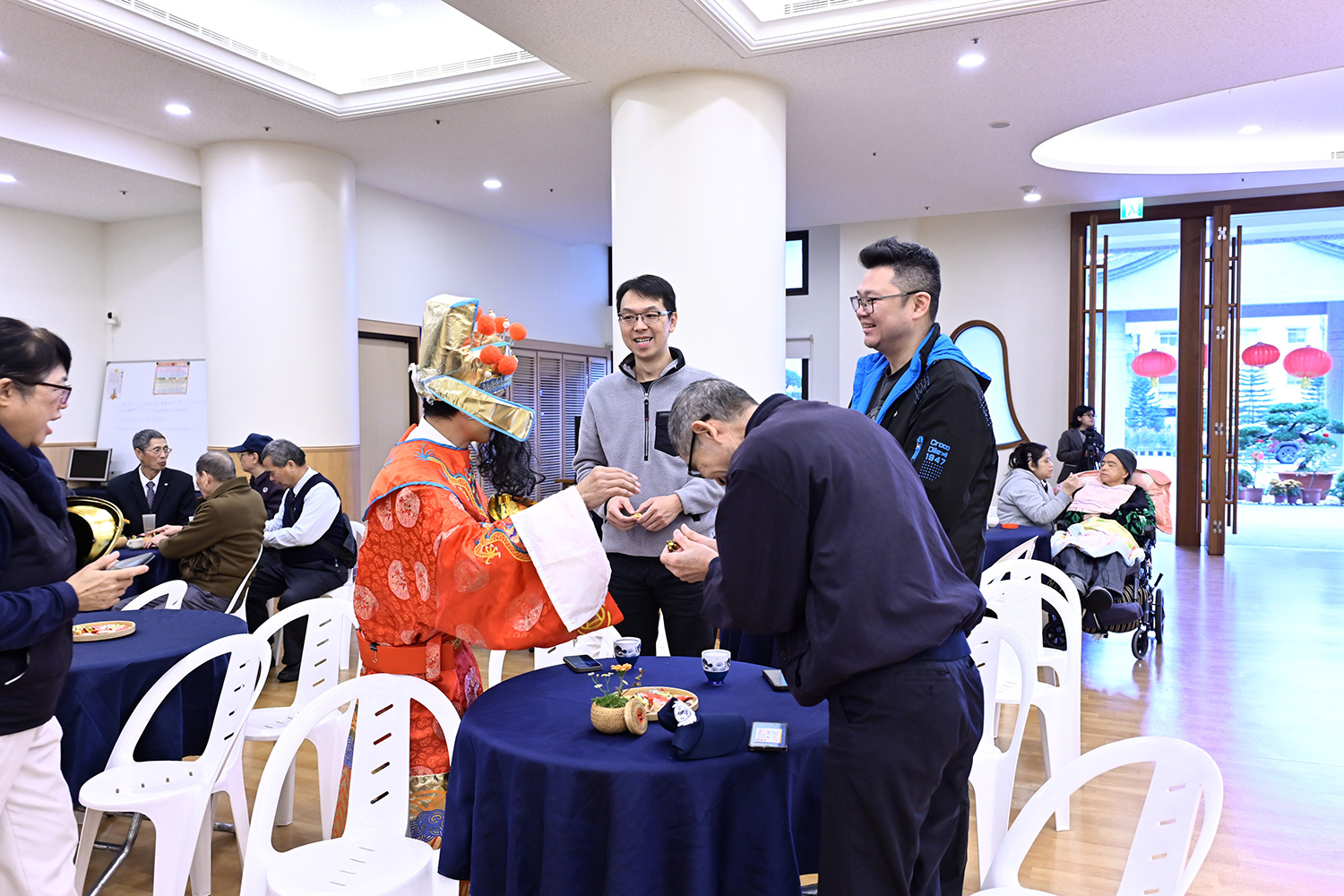 新北市政府消防局第六救災救護大隊陳奕宏(左三)組長，首次參與到慈濟的迎新春有趣又熱鬧充滿人文，打破宗教刻板印象。